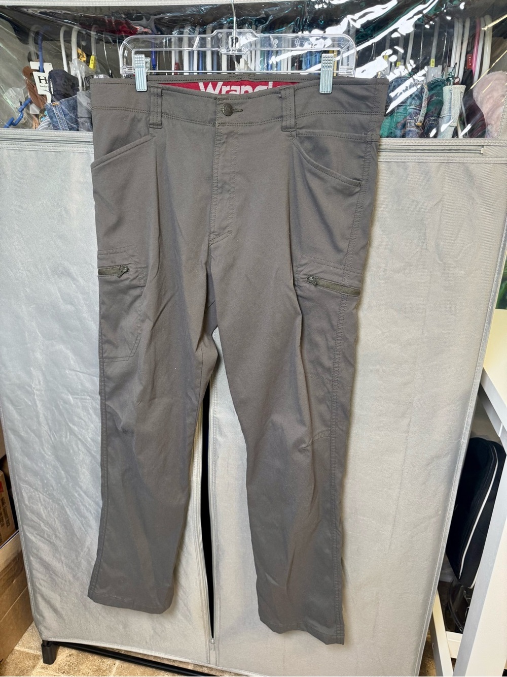 Wrangler Men's Gray Cargo Pants, Size 36x30. Great work pants.